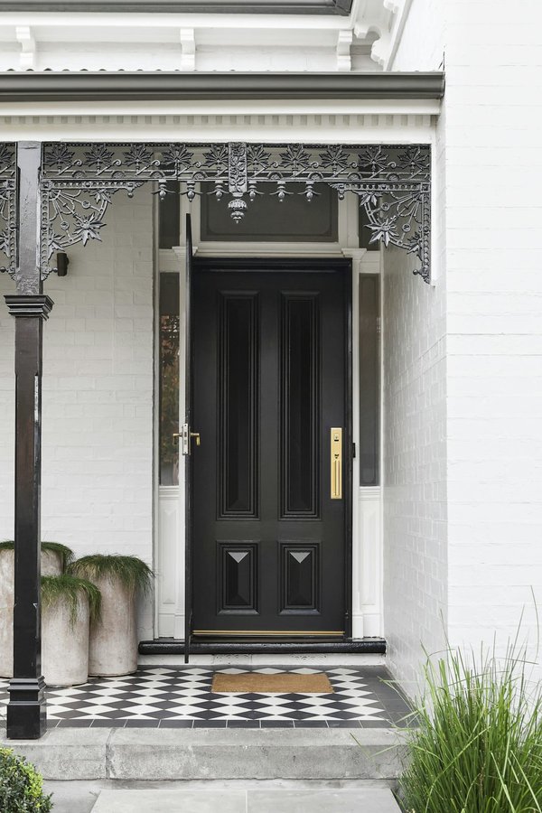 How to create an inviting and stylish front entryway?